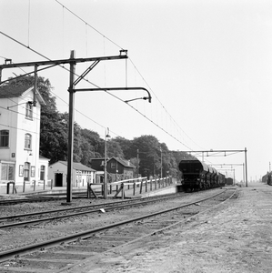 857311 Gezicht op het emplacement van het N.S.-station Horst-Sevenum te Hegelsom, met links het stationsgebouw.